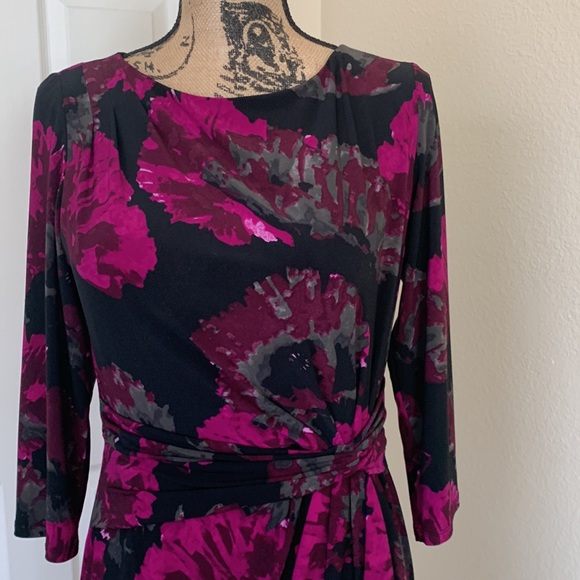 JNY High quality dress, fully lined, sash at waist w decorative ruffle on side - Picture 2 of 6